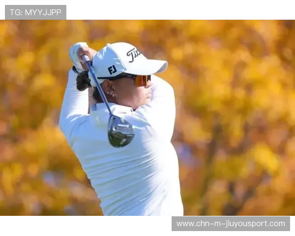 中国高尔夫球员许赢夺得女子中巡个人第三冠，许亚军高尔夫